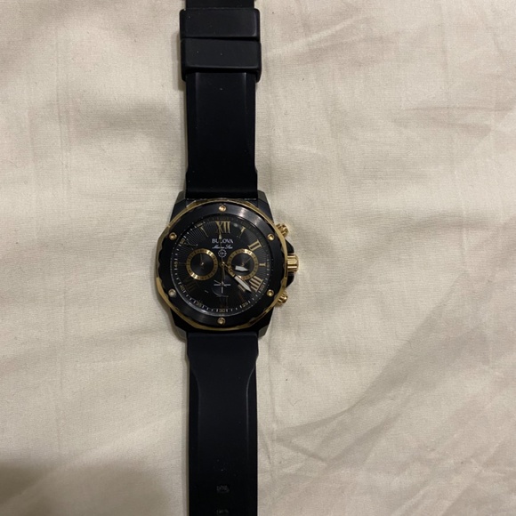 100 meter Bulova watch and 1/8 carat 10k gold earrings - Picture 5 of 5